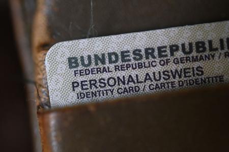 Wer 16 Jahre oder älter ist, kann seinen neuen Personalausweis auch per Post zugestellt bekommen. (Symbolbild) 