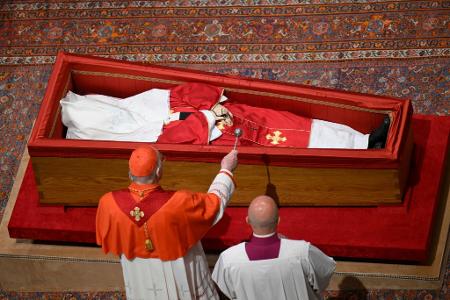 Vor dem Schließen des Sarges segnet der Camerlengo Joseph Farrell den gestorbenen Papst.