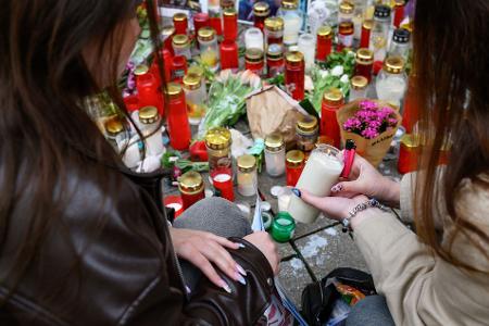 Zahlreiche Menschen legen am Tatort Blumen ab und trauern um den erschossenen jungen Mann. 