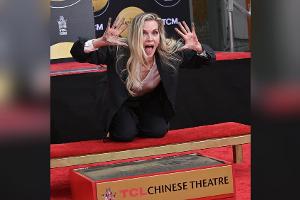 Traditionelle Zeremonie: Michelle Pfeiffer verewigt sich in Hollywood