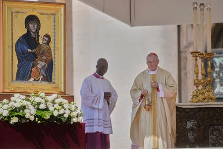 Kardinal Pietro Parolin (rechts) zelebriert die erste Sonntagsmesse auf dem Petersplatz nach dem Tod von Papst Franziskus.