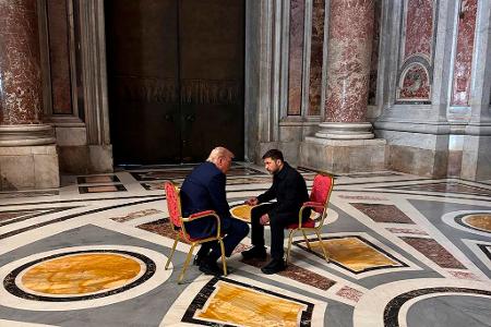 US-Präsident Donald Trump (rechts) und der ukrainische Präsident Wolodymyr Selenskyj sprechen im Petersdom. (Archivbild)