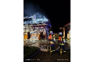 Dachstuhlbrand eines Garagengebäudes mit Werkstatt in Niederwangen