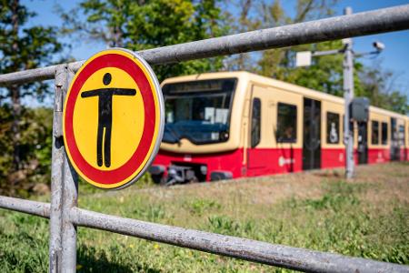 Zwei Menschen kamen beim Surfen auf einer S-Bahn ums Leben.