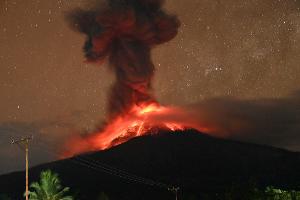 Indonesien: Vulkan Lewotobi Laki-Laki spuckt wieder Feuer