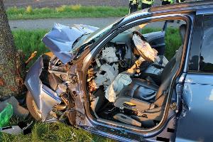 Auto kracht gegen Baum
