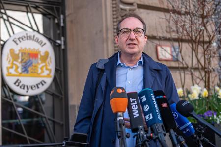 Jahrelang steuerte Alexander Dobrindt die CSU-Linie durch die Berliner Bundespolitik - nun wechselt er erneut ins Kabinett.