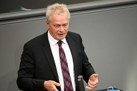 Er ist seitens der CSU der Unbekannte im neuen Kabinett: Alois Rainer, seit 2013 im Bundestag, steigt nun direkt in ein Ministeramt auf: Der 60-Jährige wird neuer Bundesminister für Ernährung, Landwirtschaft und Heimat. Einer breiten Öffentlichkeit ist Rainer bisher nicht bekannt – auch wenn er bei der Bundestagswahl diesmal auf CSU-Listenplatz fünf kandidierte und der Name des Niederbayern damit auf allen Stimmzetteln im Freistaat zu lesen war.