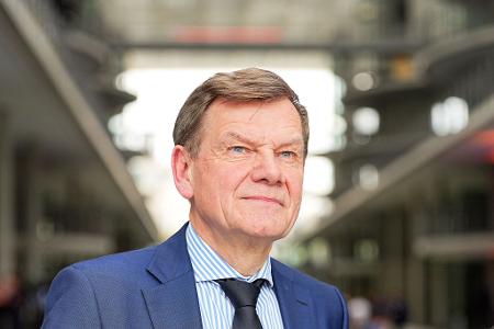 Mit Johann Wadephul, einem gebürtigen Husumer und verheirateten Vater dreier Kinder, stellt die CDU erstmals seit fast 60 Jahren wieder den Außenminister. Der Jurist und Ex-Zeitsoldat sitzt seit 2009 im Bundestag, er gilt als Vertrauter von Unionsfraktionschef Friedrich Merz. 