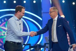Als Günther Jauch Null-Euro-Kandidat trösten will, kommen Lacher aus dem Publikum