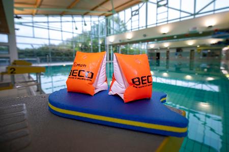 Pack die Badehose ein - immer mehr Menschen lernen schwimmen