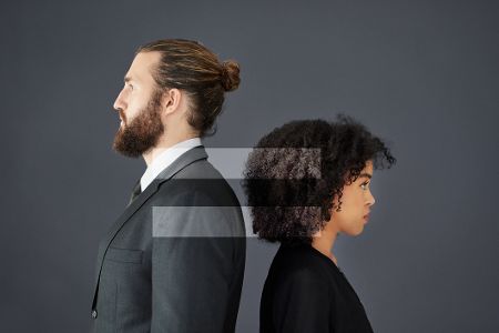 Mann und Frau mit einem virtuellen Gleichheitszeichen