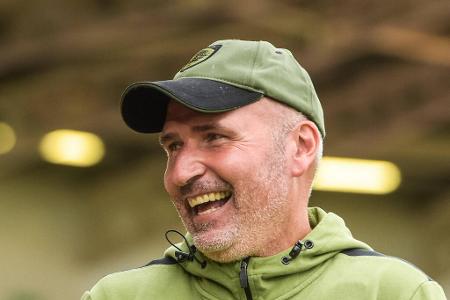 Tim Walter - Bei 'Bild' hieß es kürzlich, Tim Walters Name sei in den letzten Wochen immer wieder in Schalker Kreisen aufgetaucht. Nach seinem Aus bei Hull City Ende 2024 wäre Walter verfügbar. Eine Beobachtung heizte die Spekulationen zuletzt an: Walters Langzeit-Co-Trainer Julian Hübner folgt seit Kurzem dem Schalke-Account in den Sozialen Netzwerken, ein 'verräterisches Zeichen', wie das Boulevard-Blatt schrieb.