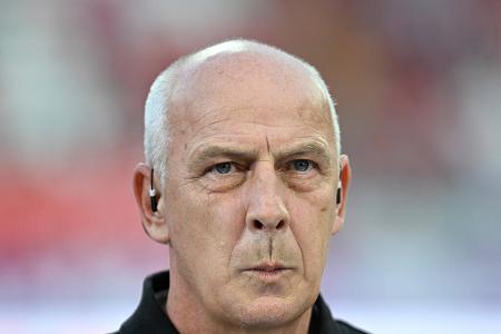 Mario Basler - Der frühere Bundesliga-Profi bewarb sich im Herbst letzten Jahres selbst in seinem Podcast 'Basler ballert'. 'Trainer auf Schalke würde mir schon Spaß machen. Mit den Fans, mit dem Stadion, das kann ich mir schon vorstellen. Für Schalke würde ich sogar meinen Fußballlehrerschein noch mal verlängern. So ein Verein würde man gerne trainieren', sagte der 55-Jährige. Eine realistische Chance hat Basler jedoch nicht.