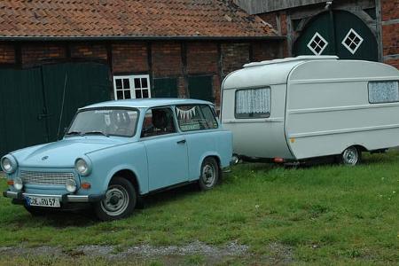 Trabant zieht Wohnwagen