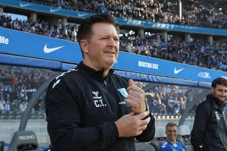 Christian Titz - Nach 'Sky'-Informationen ist der aktuelle Trainer des 1. FC Magdeburg auf der Kandidatenliste von S04. Viel mehr ist allerdings nicht bekannt. Für Titz spricht dessen Zweitligaerfahrung, gegen ihn, dass er aus seinem Vertrag gekauft werden müsste. Offen zudem, ob Titz überhaupt wechseln wollen würde: Im Falle eines Aufstiegs des FCM sehr sicher nicht, auch beim Zweitligaverbleib wäre das eher unwahrscheinlich.