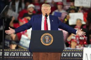 100 Tage Präsident: Trump feiert sich vor Anhängern selbst