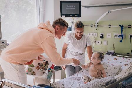 Klinikbesuch: Kroos beschenkt Kinder Klinikbesuch: Kroos beschenkt Kinder