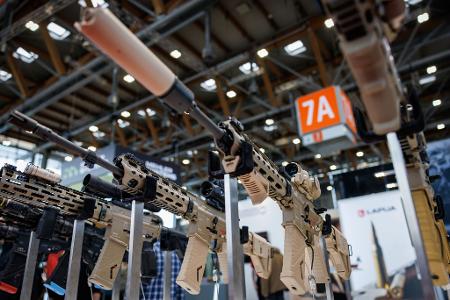 Sturmgewehre - wie hier bei der Nürnberger Messe Enforce Tac ausgestellt - sind das Kerngeschäft von Heckler & Koch.