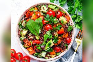 Bunte Quinoa-Bowl mit Tomaten und Avocado