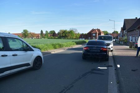 Unfallstelle in Helpsen an der Kreisstraße 18.
Auf der Straße liegen die Kennzeichen des beschädigten Pkw Audi und des flüchtigen Pkw VW. Unfallstelle in Helpsen an der Kreisstraße 18.
Auf der Straße liegen die Kennzeichen des beschädigten Pkw Audi und des flüchtigen Pkw VW.