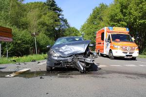 Verkehrsunfall mit Leichtverletzten - Zwei Mal Totalschaden