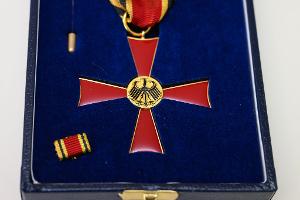 Mal eben ein Bundesverdienstkreuz gekauft