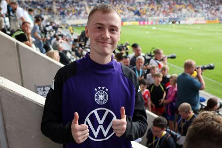 YouTuber Wildhage - hier bei einer Aktion 2024 in einem Fußballstadion - hat sich ein Bundesverdienstkreuz gekauft. (Archivbild)