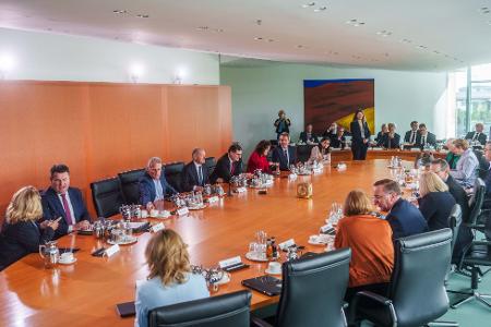 Mittwochs treffen sich die Ministerinnen und Minister mit dem Kanzler im Kabinettsaal des Bundeskanzleramts.
