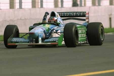 Schumis One-Man-Show - In Brasilien startet die Formel 1 am 27. März 1994 in die Saison. Das Rennen wird zu einer gigantischen One-Man-Show von Michael Schumacher. Der Deutsche lieferte sich mit Pole-Mann Ayrton Senna bis zur 55. Runde ein unerbittliches Duell, dann verliert der Brasilianer die Kontrolle und dreht sich. Schumi gewinnt den Grand Prix am Ende mit mehr als einer Runde Vorsprung (!) auf den zweitplatzierten Damon Hill.