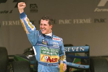 Schumacher eine Klasse für sich - Das zweite Rennen der Saison steigt in Japan. Auch hier zeigt Benetton-Pilot Schumacher eindrucksvoll, dass der WM-Titel nur über ihn führt. Der Kerpener startet zwar wieder hinter Senna von Platz zwei, nach 83 makellosen Runden rast der Deutsche aber erneut als Sieger über die Linie - diesmal mit einem Vorsprung von sage und schreibe 1:15,3 Minuten auf Gerhard Berger.