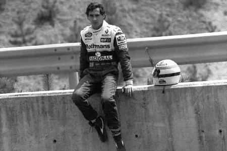 Abschied von einer Legende - Schumachers dritter Sieg der Saison verkommt zur Nebensache. In San Marino verliert die brasilianische Legende Ayrton Senna bei einem folgenschweren Crash ihr Leben. Die Sportwelt ist geschockt und trauert um den dreifachen Weltmeister. Auch der Österreicher Roland Ratzenberger verstirbt an einem der schwärzesten Wochenenden der Motorsport-Geschichte.