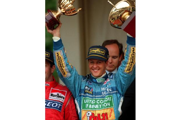 Show must go on! - Unter dem Eindruck der Geschehnisse in San Marino zieht der Formel-1-Zirkus weiter nach Monaco. Hier ist es schon wieder Michael Schumacher, der der Konkurrenz die Rücklichter zeigt. Schon die Pole sichert sich der Deutsche mit 0,928 Sekunden Vorsprung. Das Rennen beendet der 25-Jährige 37,278 Sekunden vor McLaren-Pilot Martin Brundle. Es ist Schumis vierter Sieg in Serie.