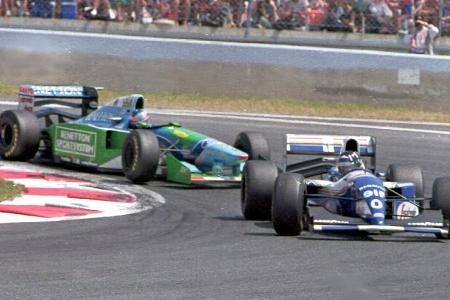 Hill bricht den Bann - Knapp einen Monat nach dem Tod von Ayrton Senna feiert der Williams-Rennstall dank Damon Hill in Barcelona den ersten Saisonsieg. Es ist ein besonders emotionaler Erfolg. Der Brite hält Michael Schumacher hinter sich, der seinerseits eine fahrerische Glanzleistung vollbringt und große Teile des Rennens aufgrund eines Getriebeschadens im fünften Gang fahren muss.