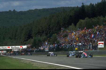 Bodenplatten-Eklat in Spa - In Spa macht Schumacher den nächsten Schritt Richtung WM-Titel. Der Kerpener gewinnt auch dieses Rennen, nur Stunden nach der Zieldurchfahrt wird er allerdings disqualifiziert und Hill zum Sieger erklärt. Der Grund: Die Bodenplatte an Schumis Bentton war zu dünn. Das Team begründete den Fauxpas mit einem Dreher des Deutschen, die FIA bleibt aber hart und schmettert den Einspruch ab.