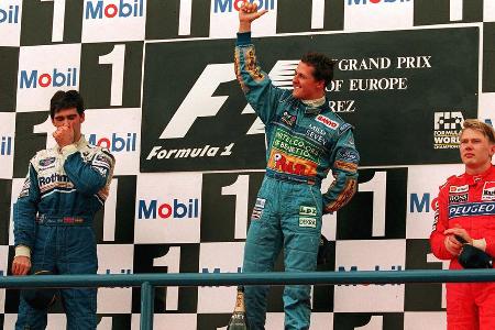 Schumachers beeindruckende Antwort - Beim Großen Preis von Europa kehrt Schumi in die Startaufstellung zurück. Er liefert sich ein packendes Duell mit Damon Hill um den Sieg - und hat den längeren Atem. Nach einem fantastischen Zwischenspurt in der Schlussphase gewinnt der Deutsche mit fast 25 Sekunden Vorsprung und baut seine Führung in der WM auf 86:81 aus.