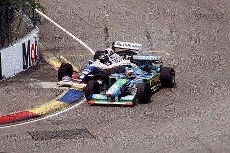 Ein Crash entscheidet die WM - Schumacher geht von Platz zwei ins Rennen, Hill startet aus der zweiten Reihe. Das Duo übernimmt direkt die Plätze eins und zwei und jagt sich um den Kurs. In Runde 35 kommt es zum Crash: Nach einem Fahrfehler von Schumi schließt Hill auf und will eine Kurve später vorbei. Der Kerpener zieht aggressiv nach innen und provoziert den Kontakt. Schumacher bleibt an Ort und Stelle stehen, Hill schleppt sich noch an die Box, muss aber aufgeben.