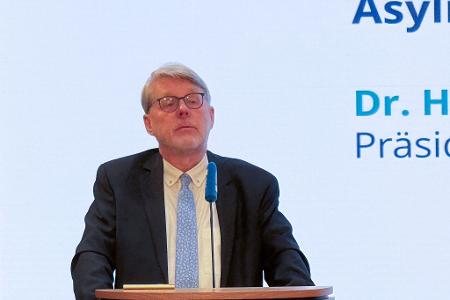 Mit seinem Vortrag bei der Konrad-Adenauer-Stiftung hatte der Präsident des Bundesamts für Migration und Flüchtlinge (Bamf), Hans-Eckhard Sommer, für Schlagzeilen gesorgt. (Archivfoto)