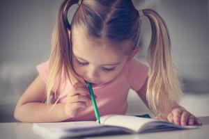 Kauen, Lutschen, Knabbern: Wie gefährlich ist es, wenn Kinder ihre Stifte malträtieren?