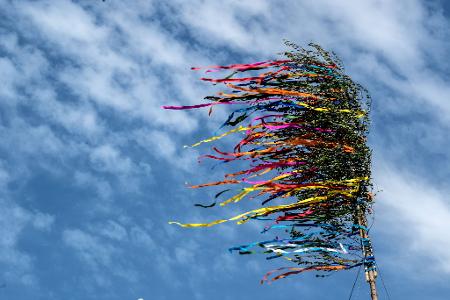 Am Niederrhein ist ein Maibaum umgekippt - es gibt mehrere Verletzte. (Illustration)