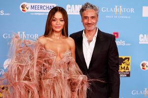 Taika Waititi überrascht Ehefrau Rita Ora bei "Masked Singer"