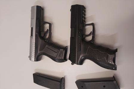 Diese beiden Softair-Waffen führte der 36-Jährige mit. Diese beiden Softair-Waffen führte der 36-Jährige mit.