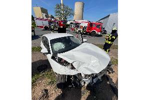Auto schleudert nach Verkehrsunfall gegen Verteilerkasten