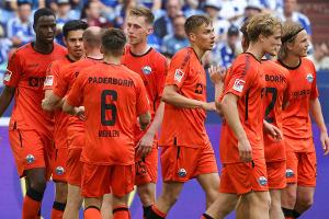 Paderborn schlägt Schalke und springt auf Rang drei