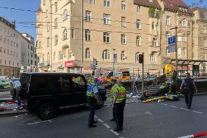 Schock an der Haltestelle - Auto fährt in Stuttgart in Menge