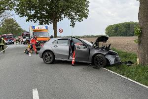32-jähriger Autofahrer gegen Baum geprallt und verletzt
