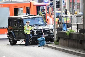 Auto fährt in Stuttgart in Menschenmenge - Frau stirbt
