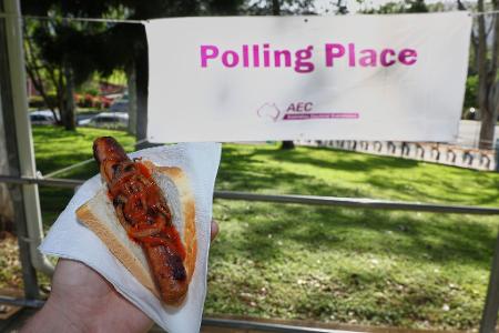 Ein Grillwürstchen mit Zwiebeln und Ketchup gehört in Australien fest zum Wahltag - alles für den guten Zweck.