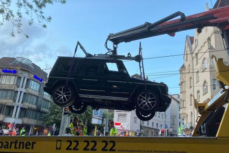 Beim Unfallauto handelt es sich um eine Mercedes-G-Klasse, einen Luxus-Geländewagen. Die Polizei schaut ihn sich auch von unten an.
