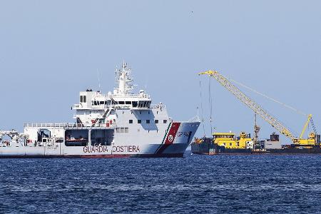 Bei dem Manöver kommt auch ein schwimmender Kran zum Einsatz. Es gilt als extrem kompliziert. Die Kosten werden auf mehrere Millionen Euro geschätzt.